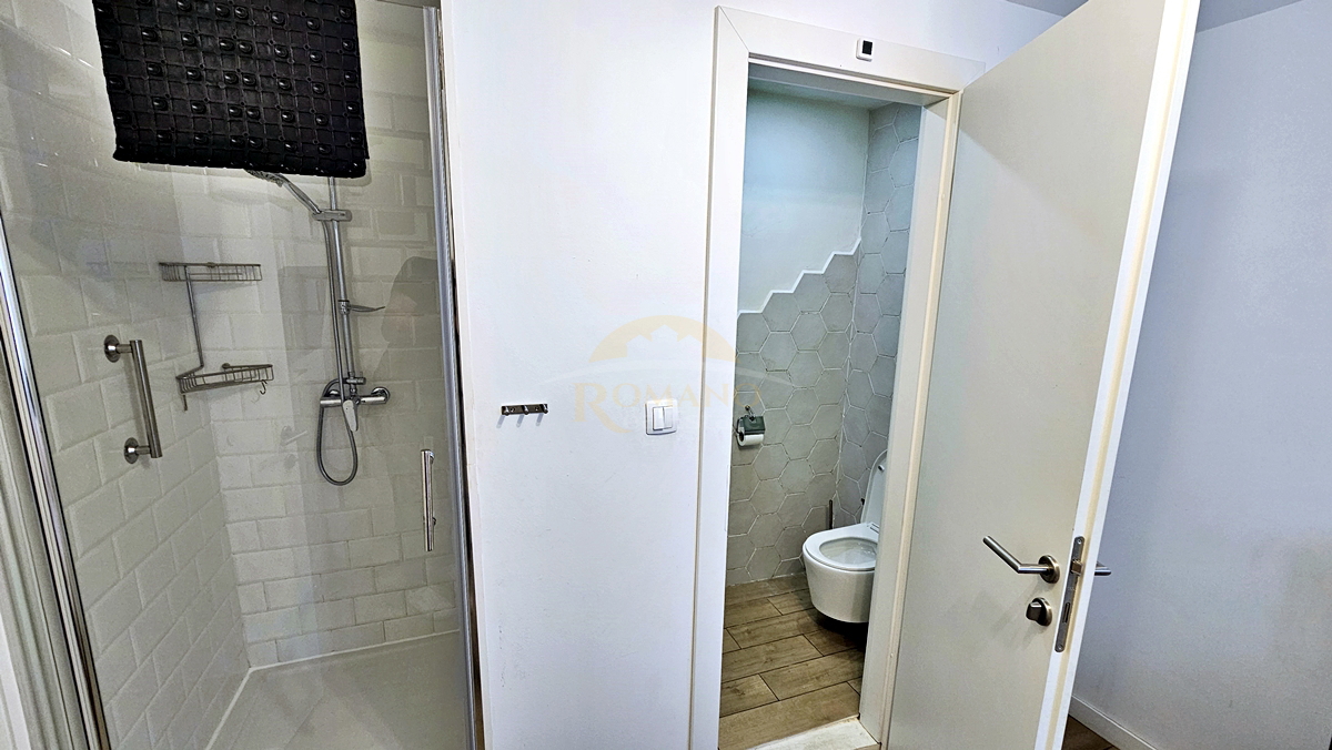 Renovirana kamnita hiša v starem delu Trogirja na 5 nadstropjih